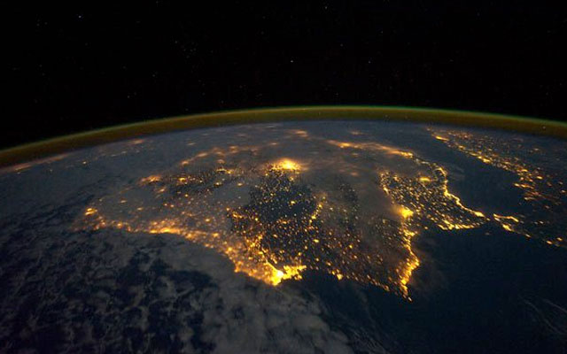 Astronauta da NASA Felicita Portugal com Foto Tirada do Espaço