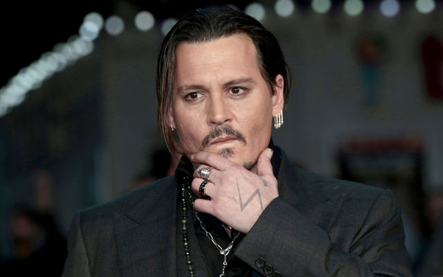 Johnny Depp Altera Tatuagem para Ofender Amber Heard