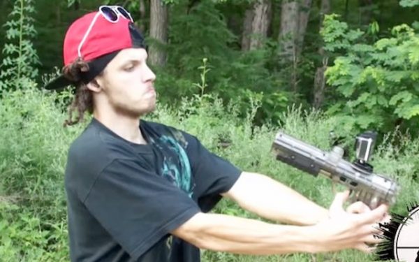 Idiota dá um tiro na cara com uma arma de Paintball