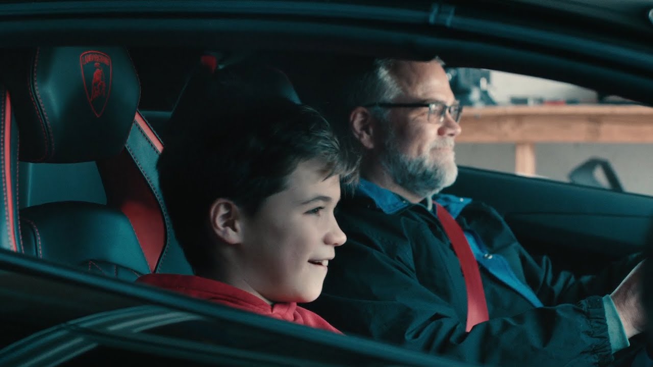 Lamborghini presenteia pai e filho que andam a 